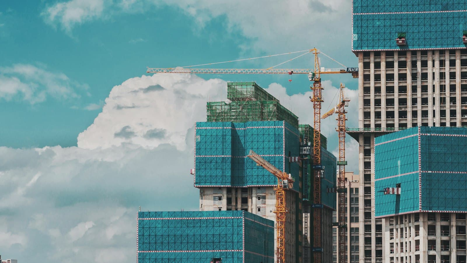 Cranes over a large commercial construction project